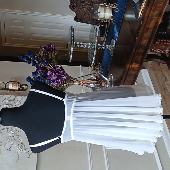 Victoria's Secret White Embellished Babydoll Nightie. Size 36C - Picture 9 of 17